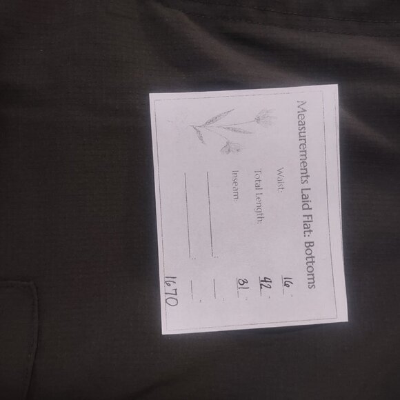 NWOT Women's Olive Green Convertible Cargo Pants Size XL - Picture 3 of 6